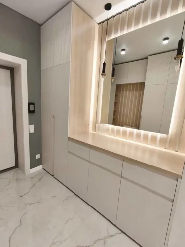 Prieškambario veidrodis su LED apšvietimu ir pakabinamais šviestuvais