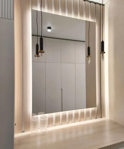Prieškambario veidrodis su LED apšvietimu ir pakabinamais šviestuvais